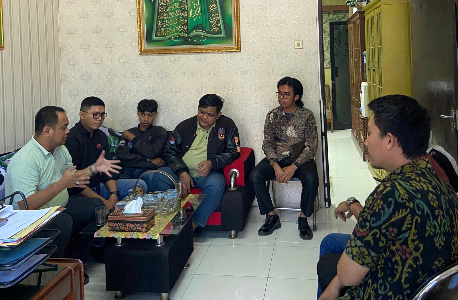Kejari Kota Sukabumi mengadakan pertemuan antara Sapma PP dengan pihak pengacara terdakwa dan pengacara korban di kantor Kejari, pada Jumat, 20 September 2024. Foto: Istimewa.
