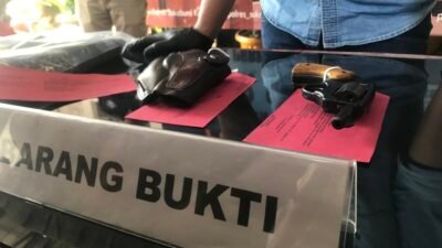 Barang bukti satu pucuk senjata api rakitan jenis revolver yang berhasil diamankan Polisi, pada saat konferensi pers pengungkapan kasus, di Mapolres Sukabumi Kota, pada Jumat, 20 September 2024.Foto: Nuria Ariawan/HALOSMI.