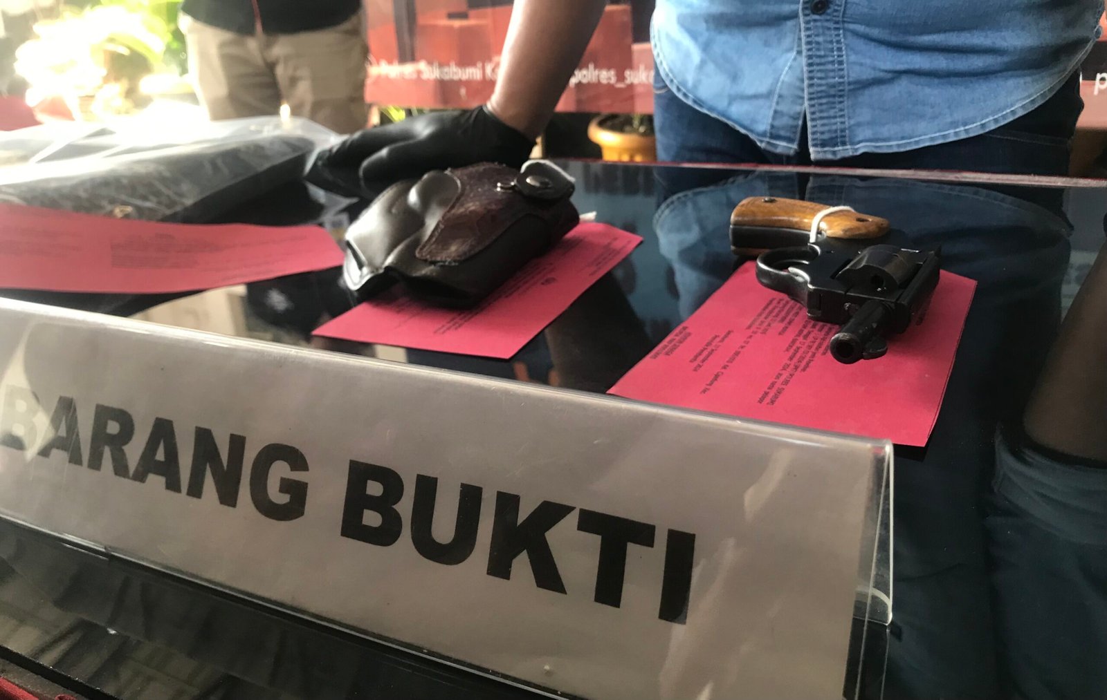Barang bukti satu pucuk senjata api rakitan jenis revolver yang berhasil diamankan Polisi, pada saat konferensi pers pengungkapan kasus, di Mapolres Sukabumi Kota, pada Jumat, 20 September 2024.Foto: Nuria Ariawan/HALOSMI.