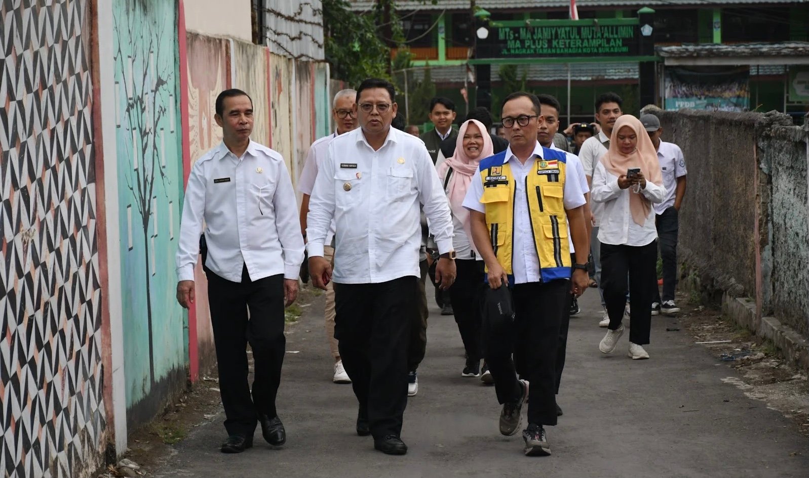 Pj Wali Kota Sukabumi, Kusmana Hartadji, didampingi Pj Sekda, Hasan Asari dan Kepala DPUTR, Sony Hermanto, saat melakukan pemantauan pembangunan program Rutilahu di Kelurahan Benteng. Foto: Dokpim Kota Sukabumi.