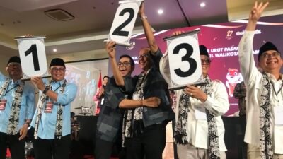 Tiga paslon Walikota dan Wakil Walikota Sukabumi usai mendapatkan nomor urut Pilkada 2024, yang digelar di salah satu hotel di Jalan Siliwangi, Kecamatan Cikole, pada Senin, 23 September 2024. Foto: Nuria Ariawan/HALOSMI.