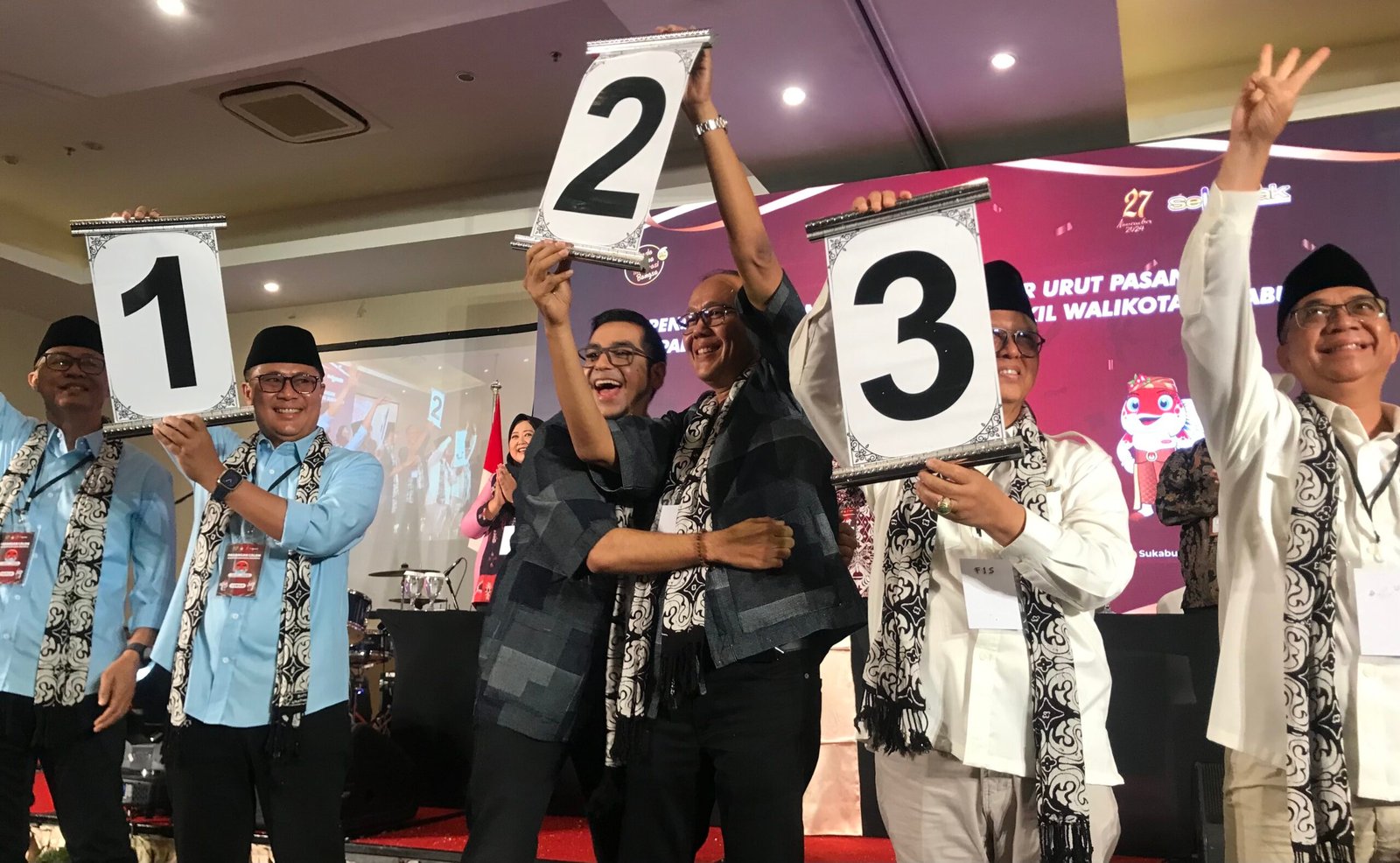 Tiga paslon Walikota dan Wakil Walikota Sukabumi usai mendapatkan nomor urut Pilkada 2024, yang digelar di salah satu hotel di Jalan Siliwangi, Kecamatan Cikole, pada Senin, 23 September 2024. Foto: Nuria Ariawan/HALOSMI.