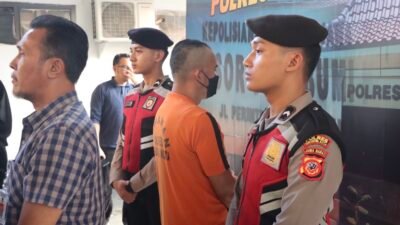 AS (54), terduga pelaku kasus korupsi Dana Desa Citamiang, Kecamatan Kadudampit, Kabupaten Sukabumi hingga ratusan juta dihadirkan saat konferensi pers di Mapolres Sukabumi Kota. Foto: Humas Polres Sukabumi Kota.