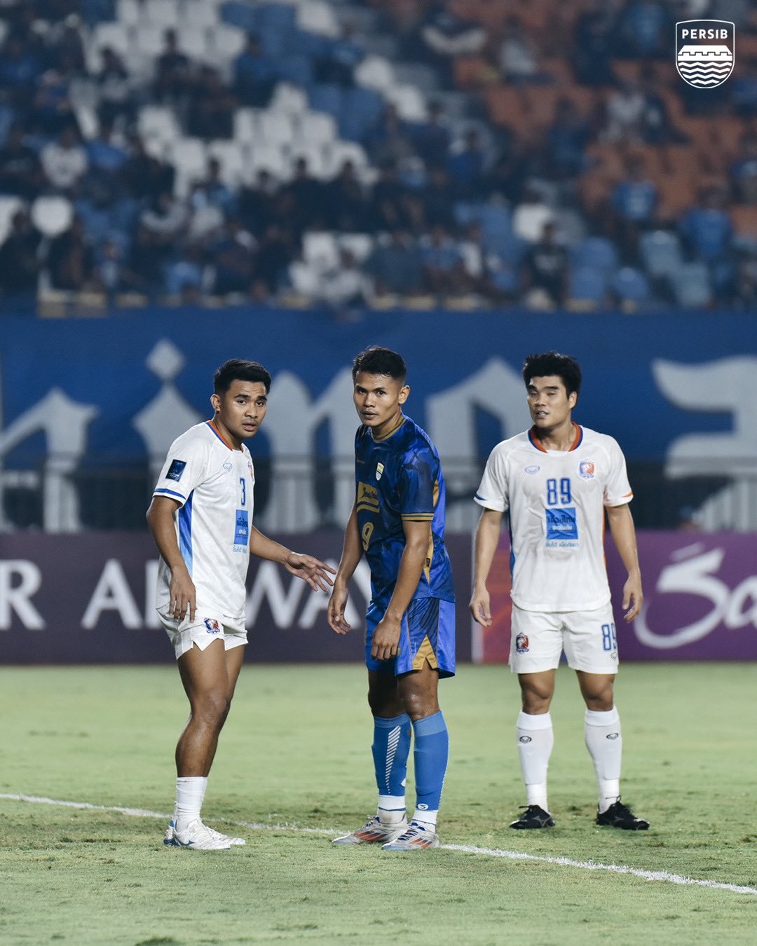 Asnawi Mangkualam menjaga ketat Dimas Drajad. (Media Officer Persib)