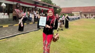 Kabid Yankes Dinkes Kota Sukabumi, dr Lulis Delawati, usai menerima penghargaan dari PMI Pusat di Kebumen, Jawa Tengah, pada beberapa waktu lalu. Foto: Istimewa.