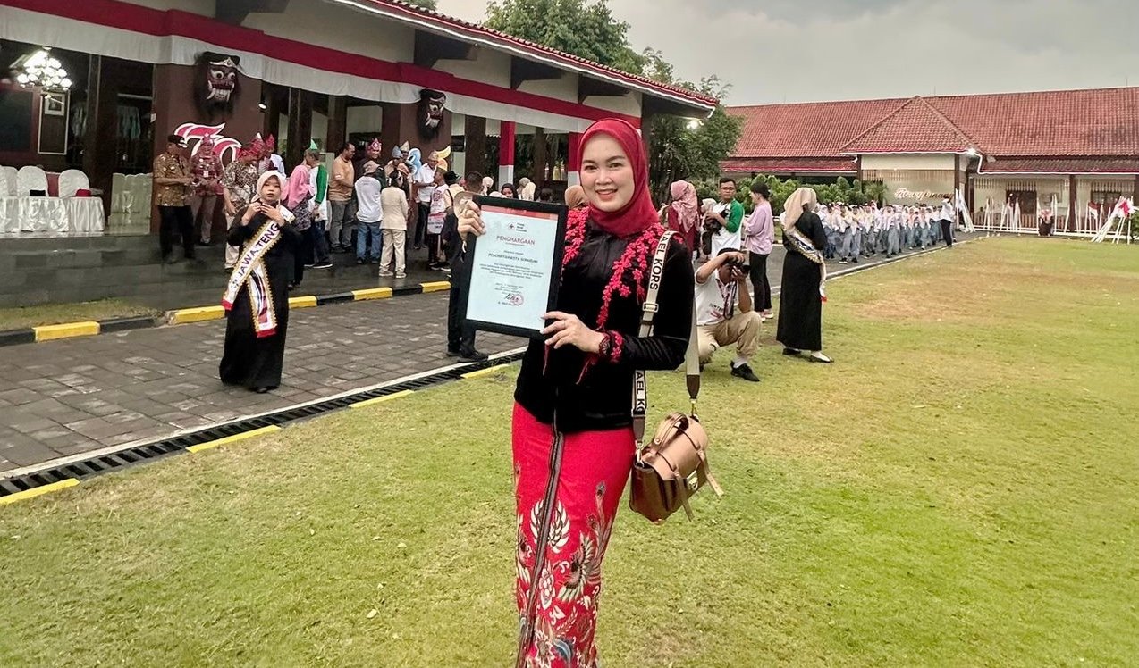 Kabid Yankes Dinkes Kota Sukabumi, dr Lulis Delawati, usai menerima penghargaan dari PMI Pusat di Kebumen, Jawa Tengah, pada beberapa waktu lalu. Foto: Istimewa.