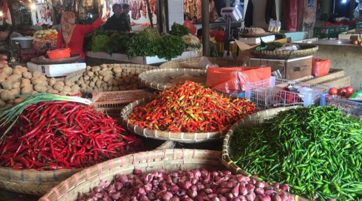 Harga cabai yang dijual di Pasar Kota Sukabumi. Foto: Nuria Ariawan/HALOSMI.
