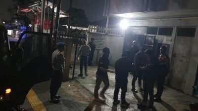 Pihak kepolisian saat melakukan olah TKP peristiwa penembakan yang terjadi di Jalan Sriwidari, Kota Sukabumi, tepatnya di depan Warung Kopi Veteran, pada Selasa malam, 17 September 2024. Foto: Istimewa.
