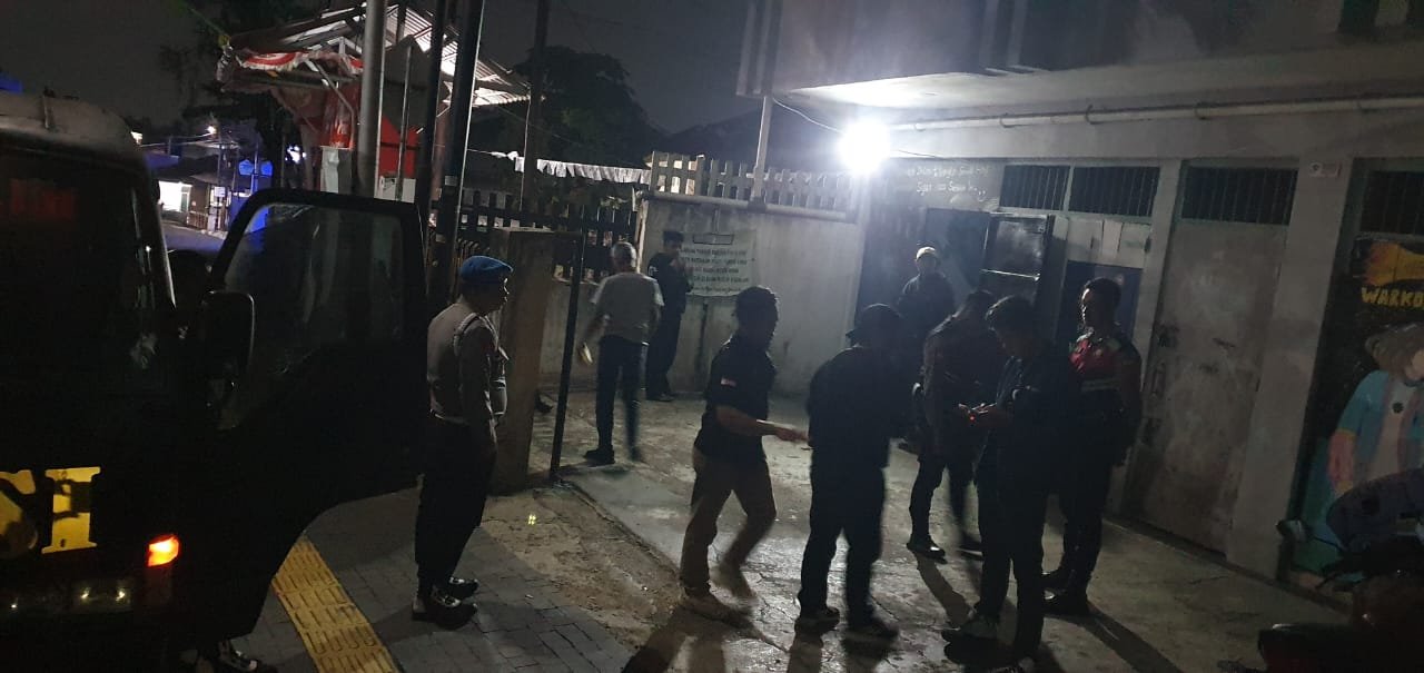 Pihak kepolisian saat melakukan olah TKP peristiwa penembakan yang terjadi di Jalan Sriwidari, Kota Sukabumi, tepatnya di depan Warung Kopi Veteran, pada Selasa malam, 17 September 2024. Foto: Istimewa.