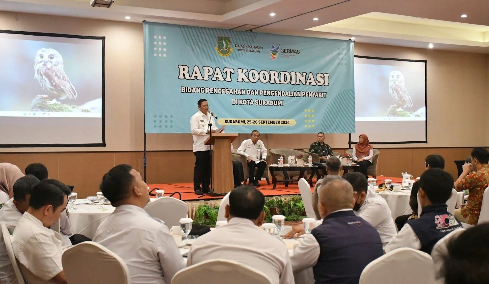 Pj Wali Kota Sukabumi, Kusmana Hartadji, saat memberikan sambutan dalam Rakor peningjatan kualitas capaian program pencegahan dan pengendalian penyakit, di salah satu hotel di Jalan Siliwangi. Foto: Dokpim Kota Sukabumi.