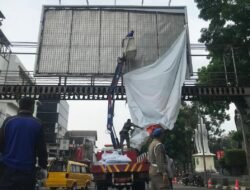 Libatkan Personel Gabungan, Bawaslu Kota Sukabumi Tertibkan Ratusan APK