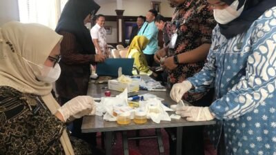 BNNK Sukabumi melaksanakan screening deteksi narkoba atau tes urine kepada puluhan ASN Pemkot yang berlangsung di Oproom Setda, pada Kamis, 26 September 2024. Foto: Nuria Ariawan/HALOSMI.