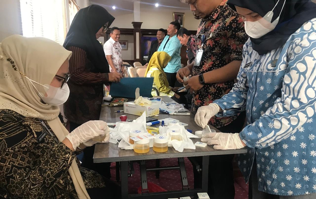 BNNK Sukabumi melaksanakan screening deteksi narkoba atau tes urine kepada puluhan ASN Pemkot yang berlangsung di Oproom Setda, pada Kamis, 26 September 2024. Foto: Nuria Ariawan/HALOSMI.