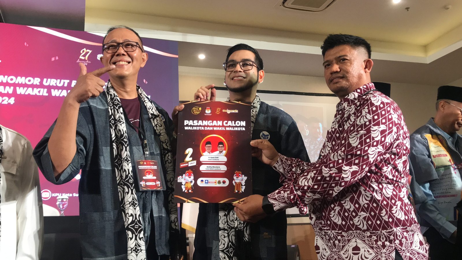 Ketua KPU Kota Sukabumi, Imam Sutrisno, saat menyerahkan berkas nomor urut 2 kepada paslon Walikota dan Wakil Walikota Sukabumi, Ayep Zaky-Bobby Maulana, pada Senin, 23 September 2024. Foto: Nuria Ariawan/HALOSMI.