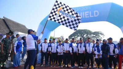 Pj Wali Kota Sukabumi, Kusmana Hartadji, secara resmi melepas peserta World Walking Day jalan kaki sedunia yang dilakukan secara rutin setiap tahun, pada pada Kamis, 19 September 2024. Foto: Dokpim Kota Sukabumi.