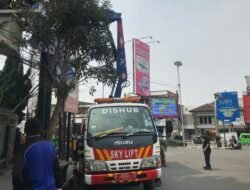 Bantu Penertiban APK, Dishub Terjunkan 18 Personel dan 3 Unit Armada Sky Lift