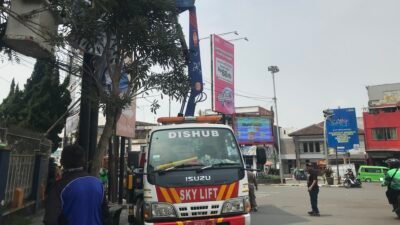 Bantu Penertiban APK, Dishub Terjunkan 18 Personel dan 3 Unit Armada Sky Lift