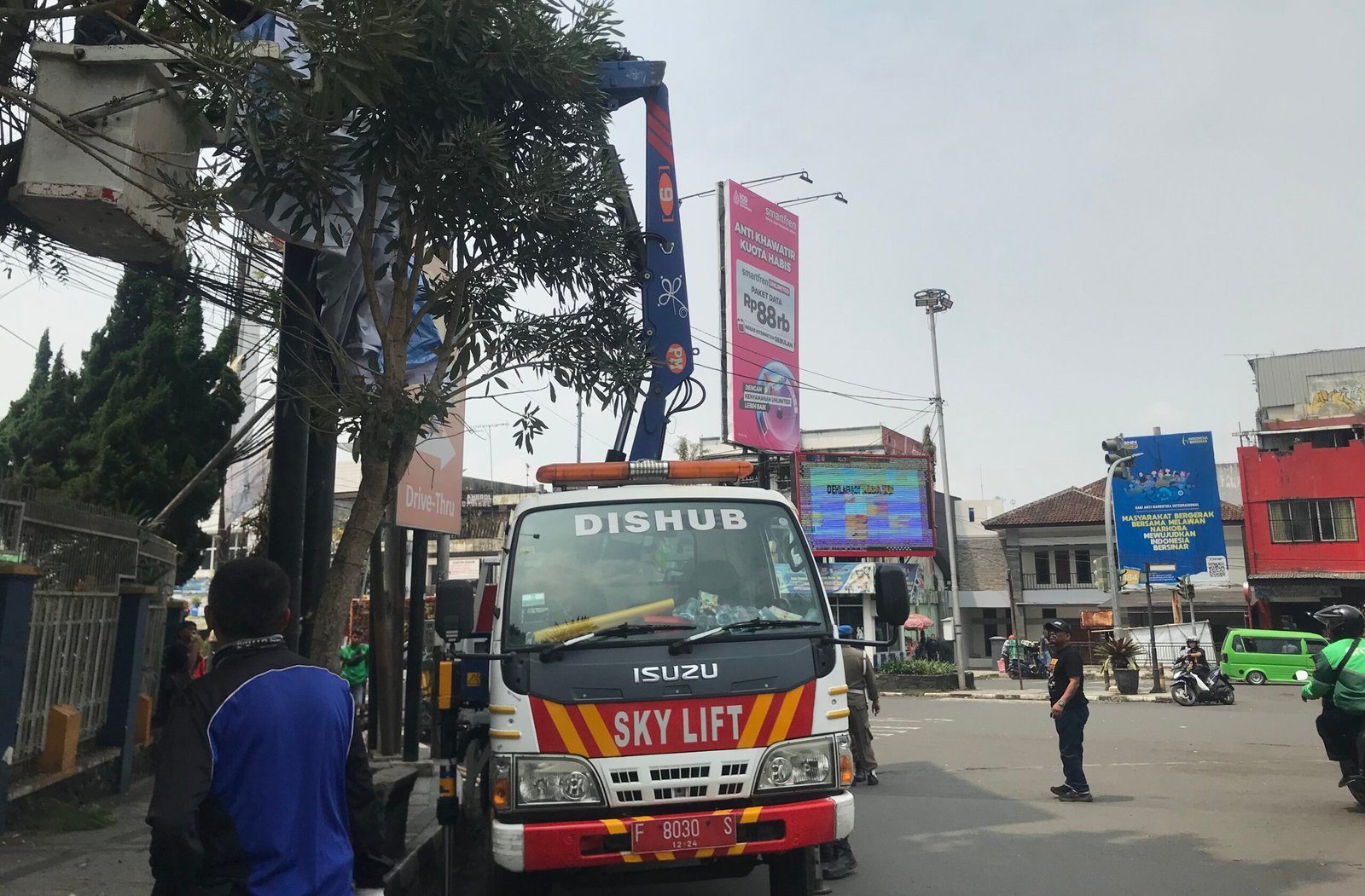 Dishub Kota Sukabumi menerjunkan armada sky lift untuk mendukung operasional di lapangan dalam kegaiatan penertiban APK, di ruas Jalan RE. Martadinata, pada Senin, 24 September 2024. Foto: Nuria Ariawan/HALOSMI.