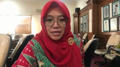 Kabag Tapem Kota Sukabumi, Ratna Hermayanti, saat diwawancarai terkait program pembentukan Kelurahan Bersinar. Foto: Nuria Ariawan/HALOSMI.