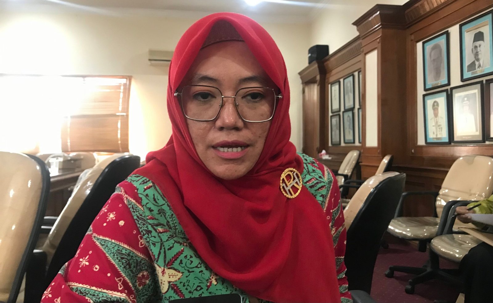 Kabag Tapem Kota Sukabumi, Ratna Hermayanti, saat diwawancarai terkait program pembentukan Kelurahan Bersinar. Foto: Nuria Ariawan/HALOSMI.