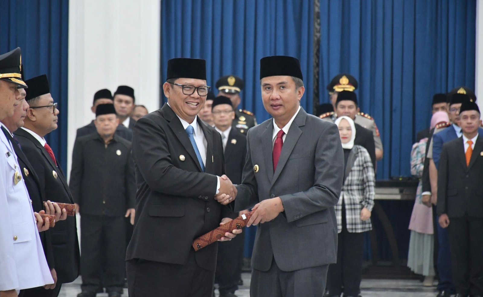 Pj Gubernur Jawa Barat, Bey Machmudin, bersama Pj Wali Kota Sukabumi, Kusmana hartadji, usai menerima perpanjangan masa jabatan di Aula Barat, Gedung Sate, Bandung, pada Jumat, 20 September 2024. Foto: Dokpim Kota Sukabumi.
