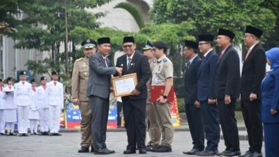 Pj Wali Kota Sukabumi, Kusmana Hartadji, saat menerima Penghargaan BPHTB PTSL dari Kementerian ATR/BPN, di Halaman Gedung Sate, Bandung, pada Selasa, 24 September 2024. Foto: Dokpim Kota Sukabumi.