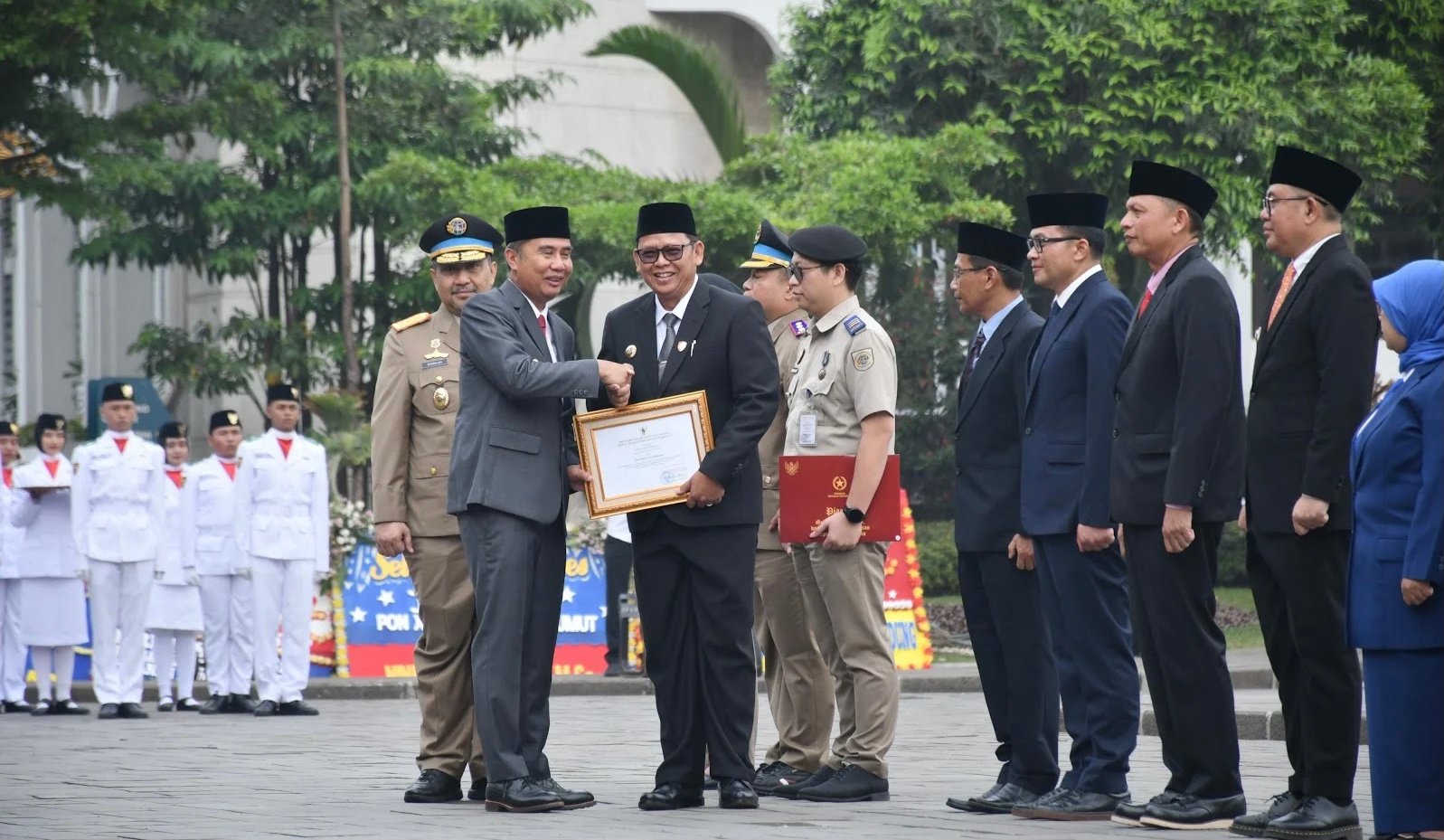 Pj Wali Kota Sukabumi, Kusmana Hartadji, saat menerima Penghargaan BPHTB PTSL dari Kementerian ATR/BPN, di Halaman Gedung Sate, Bandung, pada Selasa, 24 September 2024. Foto: Dokpim Kota Sukabumi.