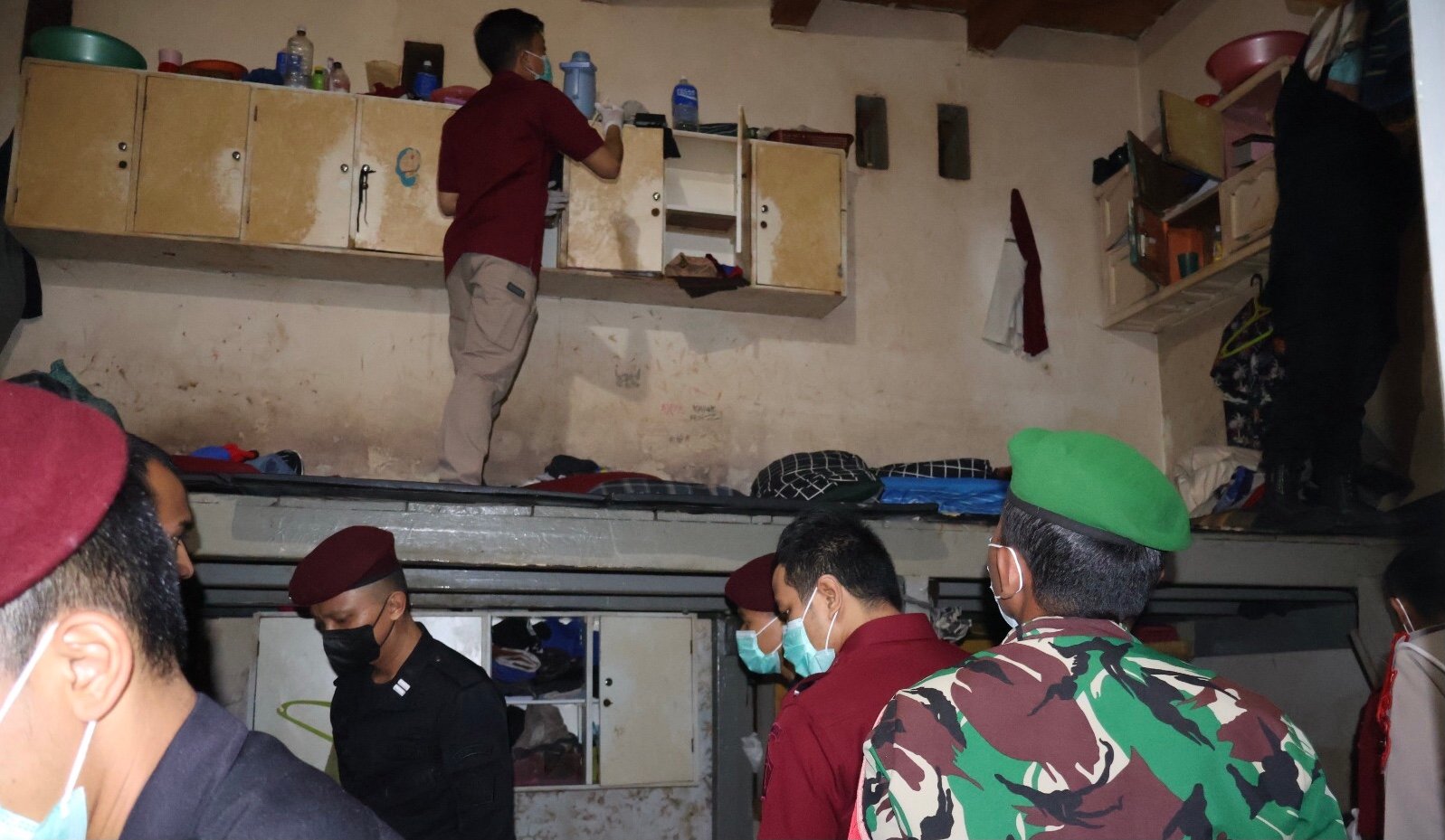 Personel gabungan razia kamar hunian warga binaan Lapas Kelas IIB Sukabumi, pada Kamis malam, 26 September 2024. Foto: Humas Lapas Sukabumi.