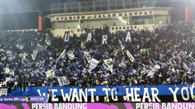 Pendukung Persib Bandung atau lebih dikenal dengan istilah Bobotoh. Foto: Darwin Sandy/HALOSMI.