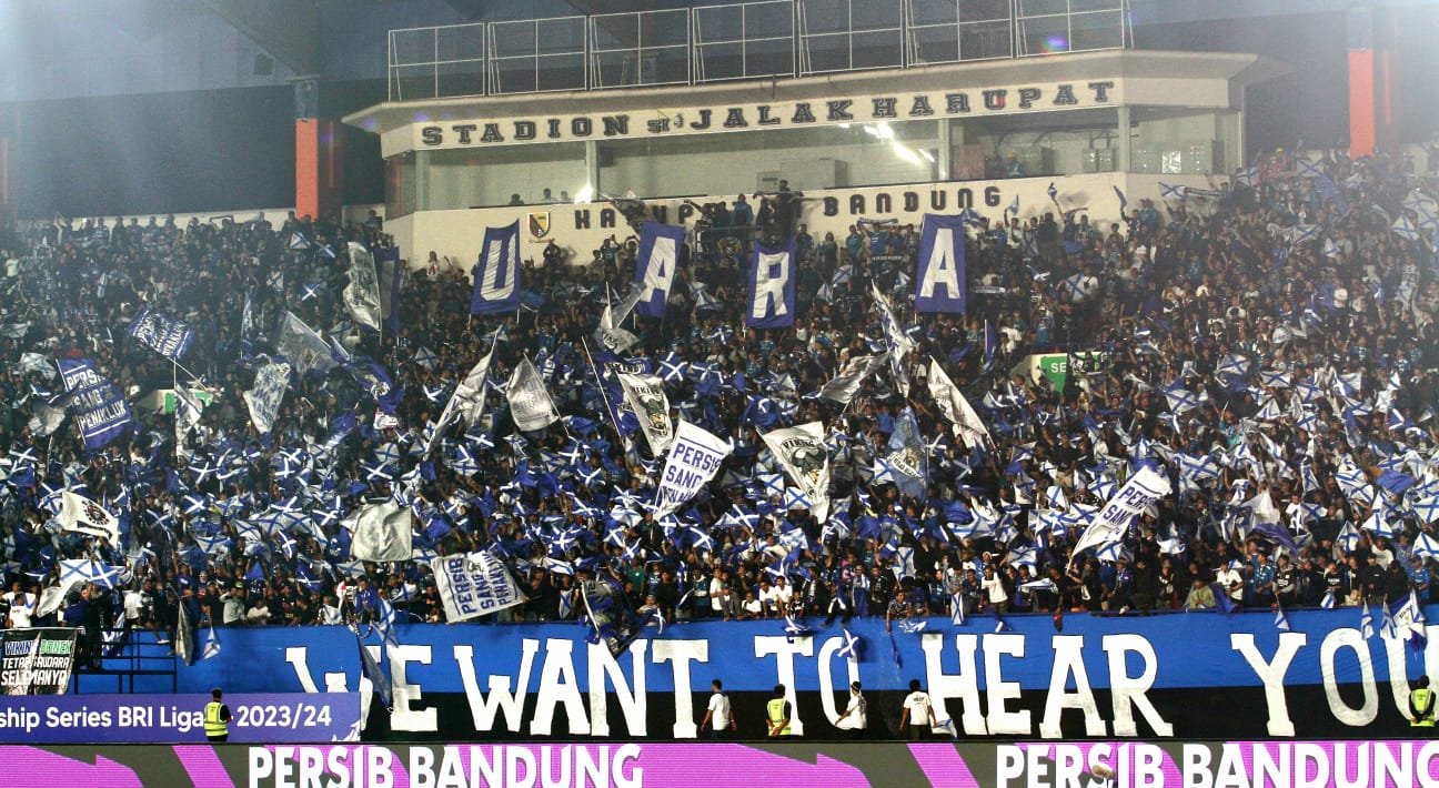 Pendukung Persib Bandung atau lebih dikenal dengan istilah Bobotoh. Foto: Darwin Sandy/HALOSMI.