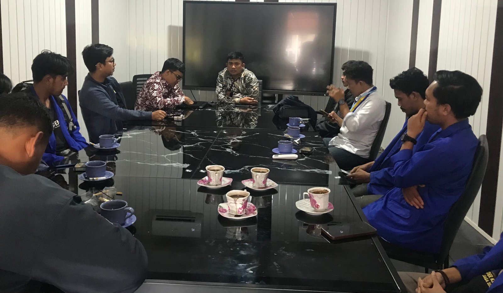 PC PMII Kota Sukabumi melakukan audensi dengan KPU terkait minimnya sosialisasi, netralitas penyelenggara pemilu dan data DPT. Foto: Nuria Ariawan/HALOSMI.