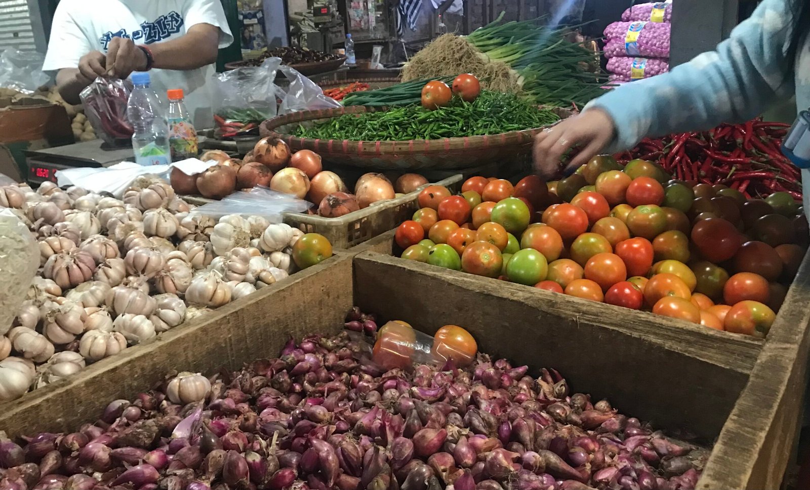 Sejumlah harga bapokting yang dijual di Pasar Kota Sukabumi. Foto: Nuria Ariawan/HALOSMI.