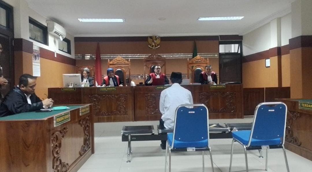 Terdakwa Hendrik, selaku otak pelaku penipuan pada kasus investasi bodong saat menjalani sidang di PN Kota Sukabumi, pada beberapa waktu lalu. Foto: Istimewa.