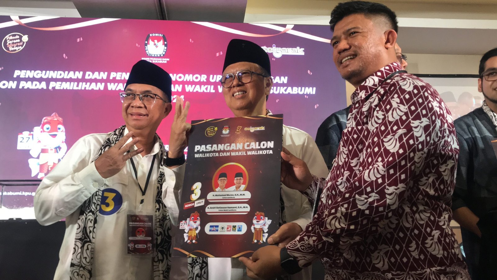 Ketua KPU Kota Sukabumi, Imam Sutrisno, saat menyerahkan berkas nomor urut 3 kepada paslon Walikota dan Wakil Walikota Sukabumi, Mohamad Muraz-Andri Setiawan Hamami, pada Senin, 23 September 2024. Foto: Nuria Ariawan/HALOSMI.