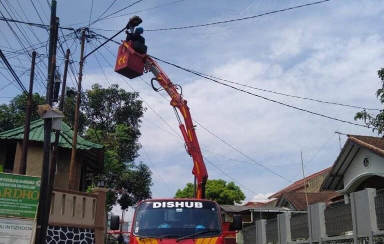 Petugas Dishub Kota Sukabumi melakukan perbaikan lampu PJU yang tak berfungsi, pada beberapa waktu lalu. Foto: Dok. HALOSMI.