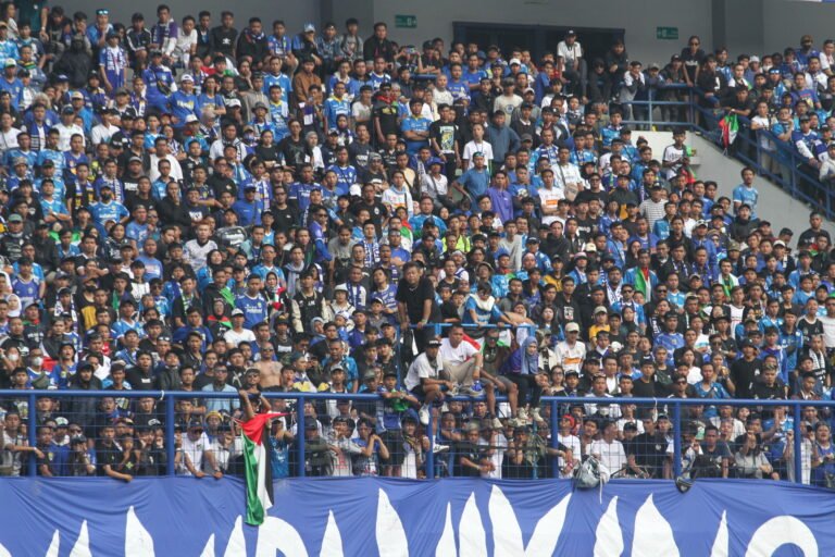 Pendukung Persib Bandung atau lebih dikenal dengan istilah Bobotoh. Foto: Darwin Sandy/HALOSMI