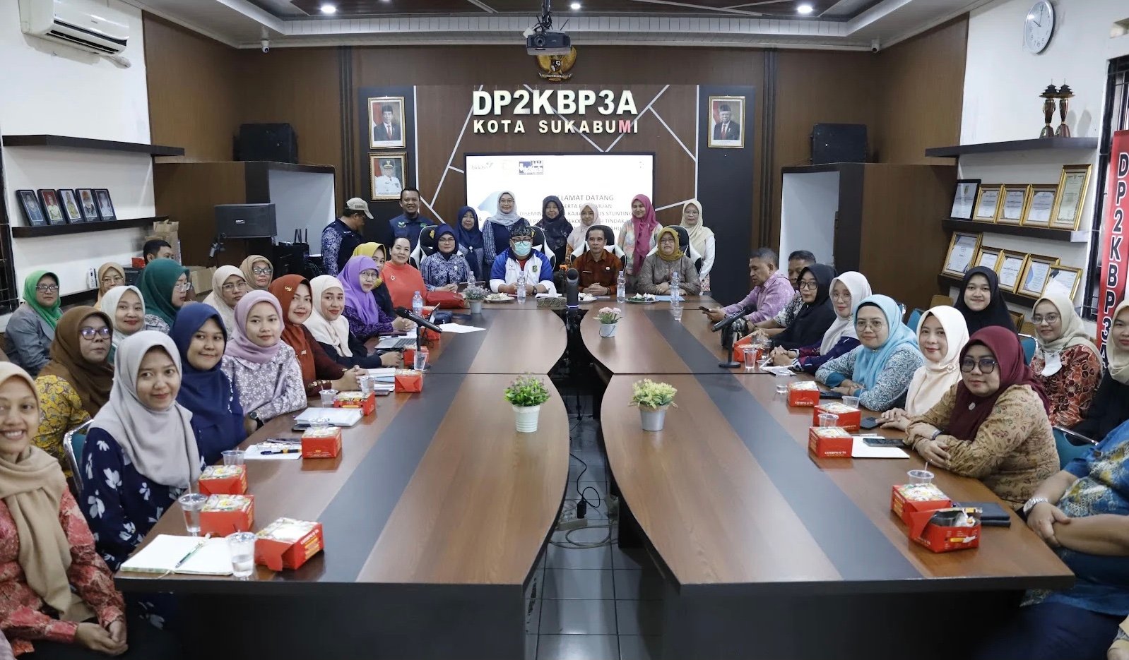Pj Sekretaris Daerah Kota Sukabumi, Hasan Asari, menghadiri kegiatan AKS dalam rangka mendukung terwujudnya Zero New Stunting, yang di gelar di Ruang Pertemuan DP2KBP3, pada Kamis, 19 September 2024. Foto: Dokpim Kota Sukabumi.