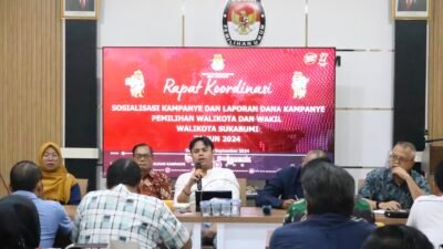 Kadiv Teknis Penyelenggaraan Pemilu KPU Kota Sukabumi, Dikrilah, saat memberikan sambutan dalam kegiatan sosialisasi mengenai masa kampanye dan laporan dana kampanye pada 20 September 2024. Foto: Humas KPU Kota Sukabumi.