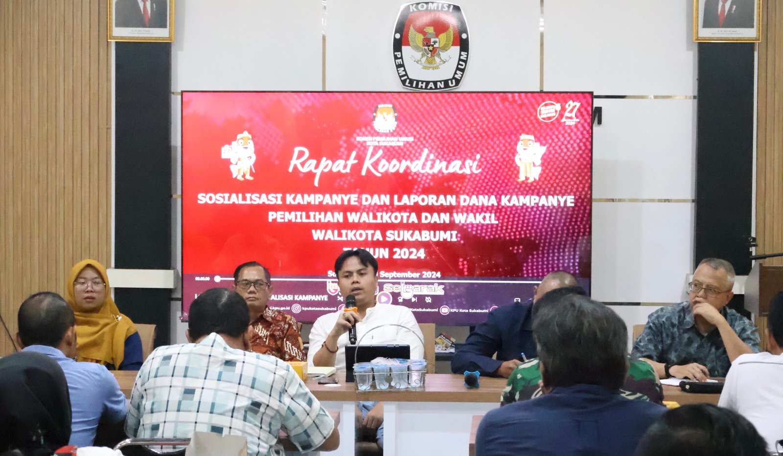 Kadiv Teknis Penyelenggaraan Pemilu KPU Kota Sukabumi, Dikrilah, saat memberikan sambutan dalam kegiatan sosialisasi mengenai masa kampanye dan laporan dana kampanye pada 20 September 2024. Foto: Humas KPU Kota Sukabumi.