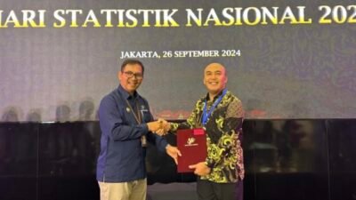 Kepala Diskominfo Kota Sukabumi, Rahmat Sukandar, menerima penghargaan Anindita Wistara Data atas inovasinya dalam EPSS tahun 2024 dari BPS, pada beberapa waktu lalu. Foto: Istimewa.
