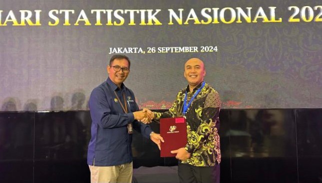 Kepala Diskominfo Kota Sukabumi, Rahmat Sukandar, menerima penghargaan Anindita Wistara Data atas inovasinya dalam EPSS tahun 2024 dari BPS, pada beberapa waktu lalu. Foto: Istimewa.