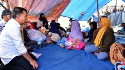 Penjabat (Pj.) Gubernur Jawa Barat Bey Machmudin meninjau wilayah terdampak gempa cukup parah yaitu Desa Cibeureum dan Desa Cikembang Kecamatan Kertasari, Kabupaten Bandung, Rabu 18 September 2024. FOTO: dok Humas Pemprov Jabar