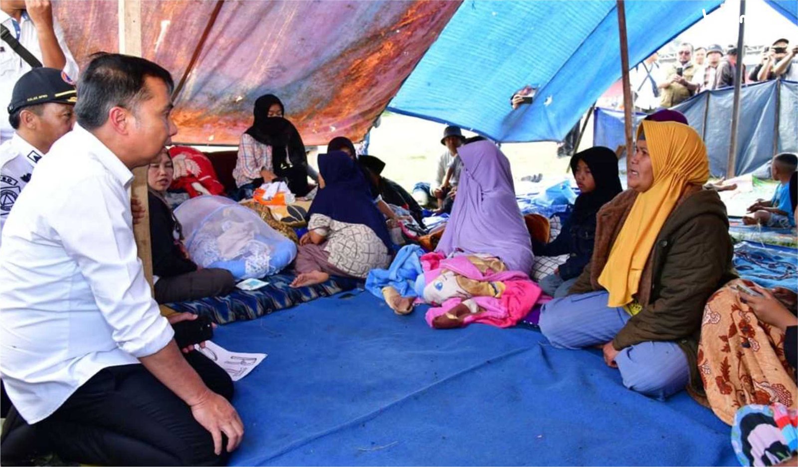 Penjabat (Pj.) Gubernur Jawa Barat Bey Machmudin meninjau wilayah terdampak gempa cukup parah yaitu Desa Cibeureum dan Desa Cikembang Kecamatan Kertasari, Kabupaten Bandung, Rabu 18 September 2024. FOTO: dok Humas Pemprov Jabar