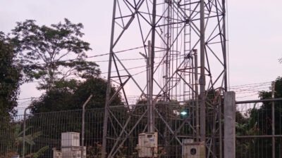 Tower atau base transceiver station (BTS) provider telekomunikasi Smartfren yang berdiri di Kampung Batununggal, Kecamatan Cikembar, Kabupaten Sukabumi. FOTO: Istimewa