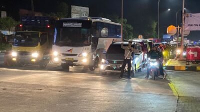 Personel Sat Lantas Polres Sukabumi disiagakan usai dibukanya kembali Jalan Tol Bocimi Seksi II Ruas Cigombong-Cibadak pada Selasa 24 September 2024. FOTO: Heryadi/HALOSMI