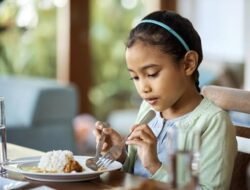 Begini Cara Mengajarkan Anak Table Manners dengan Mudah!