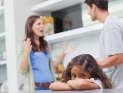 Waspada Bad Parenting! Perilaku Buruk Orang Tua Bisa Ditiru Anak