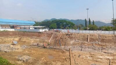 Pembangunan kolam retensi di jalan Lingkar Selatan, Kelurahan Sudajayahilir, Kecamatan Baros, tepatnya di depan Terminal Tipe A Kota Sukabumi. Foto: Istimewa.