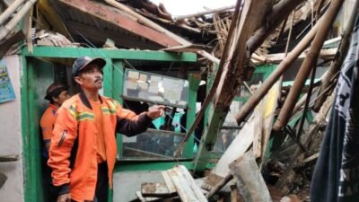 Petugas BPBD Kota Sukabumi melakukan asesmen rumah warga yang terdampak cuaca ekstrem di Jalan Bhayangkara, Kecamatan Gunungpuyuh, pada beberapa waktu lalu. Foto: Dok. HALOSMI.
