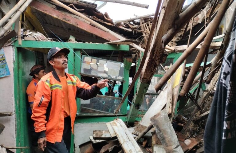 Petugas BPBD Kota Sukabumi melakukan asesmen rumah warga yang terdampak cuaca ekstrem di Jalan Bhayangkara, Kecamatan Gunungpuyuh, pada beberapa waktu lalu. Foto: Dok. HALOSMI.